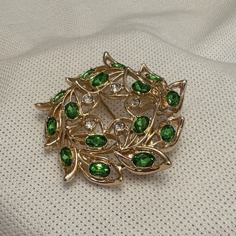 Avon Fashions Elegant Gold and Green Leaf Brooch NNT Rhinestones